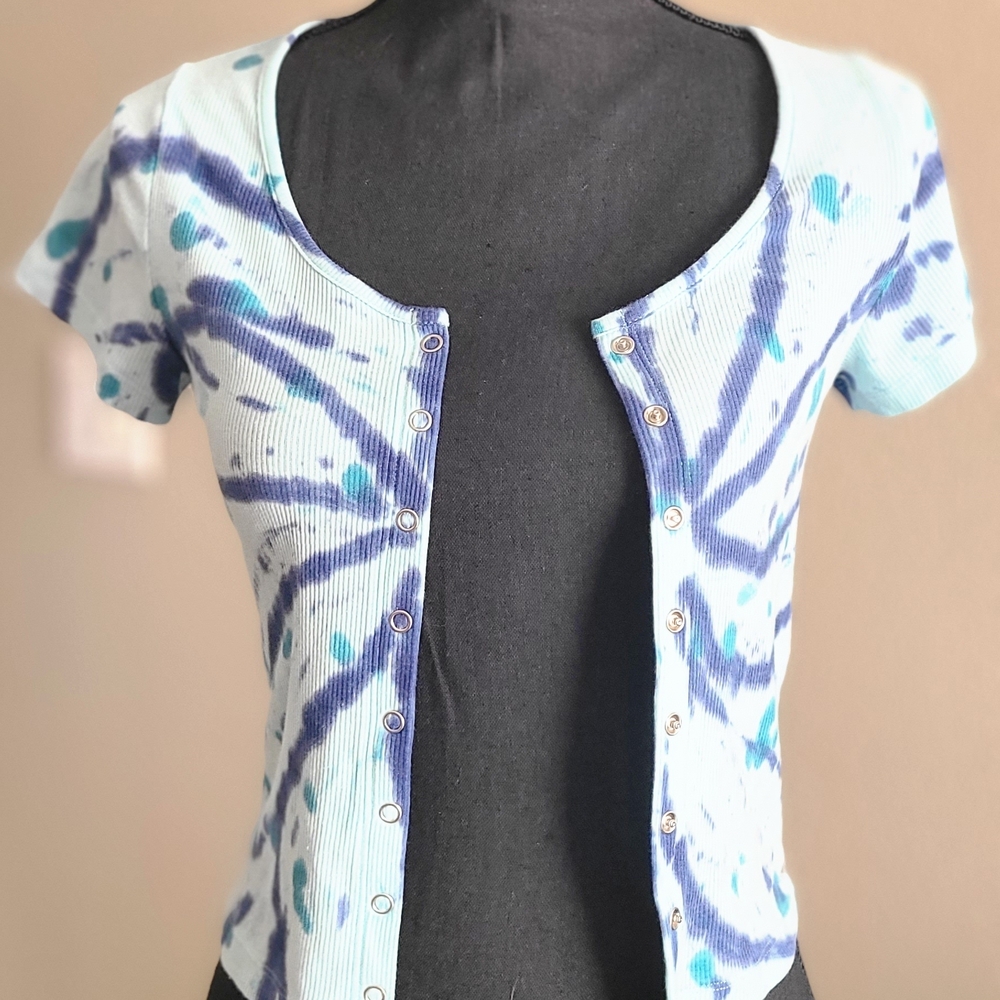 PINK Victoria's Secret Light Blue & Navy Tie-Dye Snap Crop Shirt